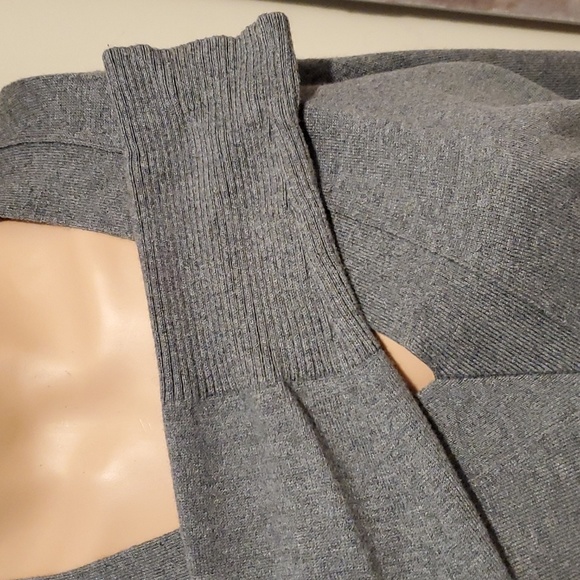 Banana Republic  V neck Sweater in excellent condition - Picture 3 of 5